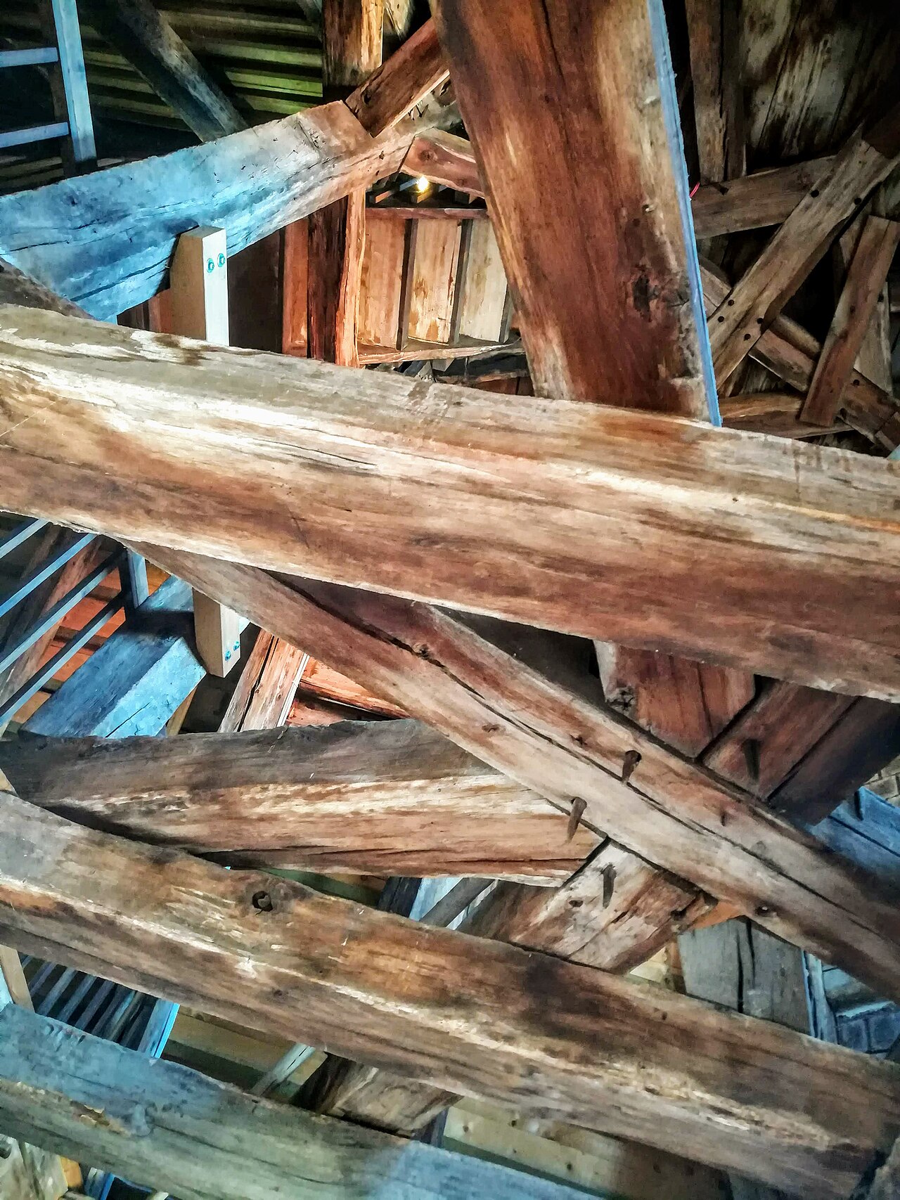 Vue réelle de pièces de bois assemblées dans une charpente traditionnelle ancienne
