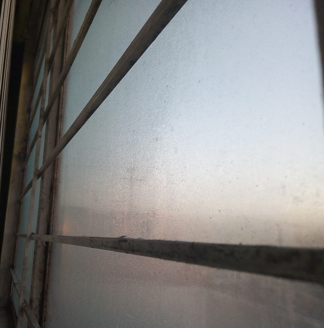 Fine condensation visible sur une vitre