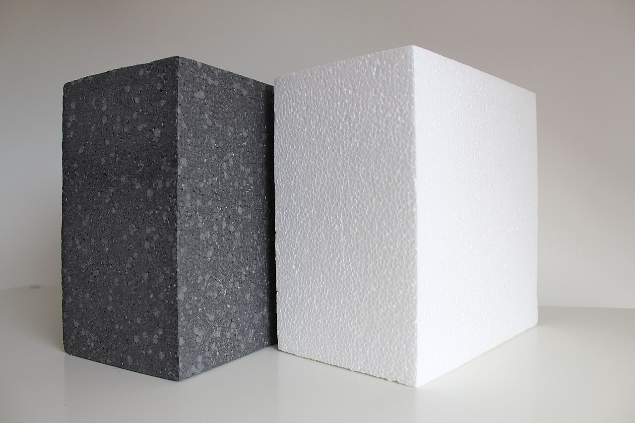 Deux blocs de polystyrène expansé, l’un blanc et l’autre gris au graphite, photographiés côte à côte